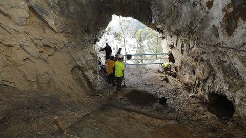 Excavaciones en la Cova de San Xo�n Vello, en Covas, Viveiro, en imagen de archivo