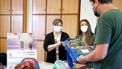 Entrega de mochilas y material escolar por parte de la FAG a familias de Fene, en septiembre