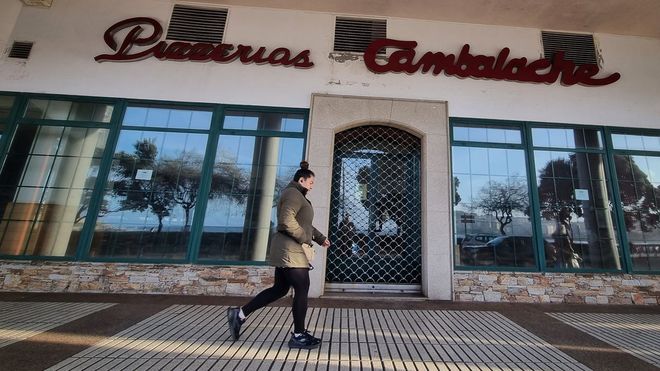 La pizzer&iacute;a Cambalache situada en Barri&eacute; de la Maza 17, frente a la playa del Orz&aacute;n, se traspasa desde hace un mes