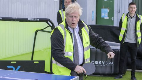 Boris Johnson juega al pimp�n, durante una visita a la compa��a Next World Spot