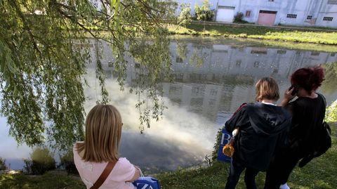 El aliviadero est� cerca del pantal�n del parque del que salen las barcas