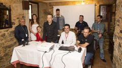 Carlos Taibo, de pie y de camisa negra, en el centro de la mesa de una quedada fotogr�fica que acogi� el Pazo do Souto