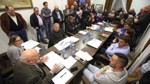 El alcalde Gato Soengas, con los tres ediles del PSOE a su derecha