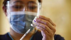 Una trabajadora sanitaria prepara una dosis de la vacuna de Vaxzevria