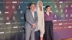La actriz Samantha Hudson con el alcalde de Pontevedra, Fernndez Lores, y la presidenta de la Asociacin de Informadores Cinematogrficos de Espaa, Mara Guerra