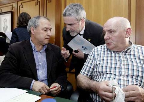 Tom� (izquierda) charla con el alcalde (de pie) en el pleno de la moci�n de confianza.