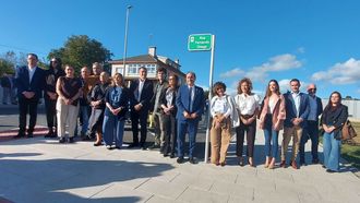 La familia del periodista Fernando �nega, junto al alcalde de Lal�n, durante la inauguraci�n de la calle
