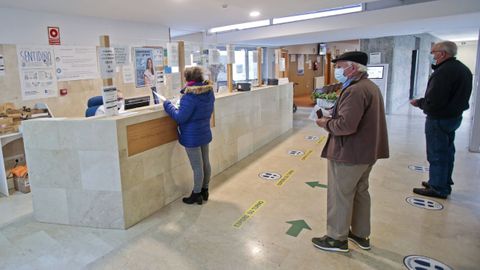 Pacientes en el centro de salud de Baltar, en Sanxenxo