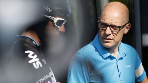  El ciclista brit�nico Gerraint Thomas (izq), del equipo Sky, conversa con el director general del equipo Dave Brailsford (dcha).