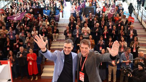 Pedro Snchez y Jos Ramn Gmez Besteiro, durante la clausura del XV COngreso Nacional