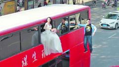 Los novios chinos realizan ostentosas y extravagantes sesiones de fotos, como esta en Zhengzhou