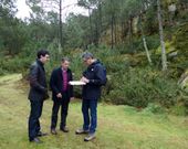 El alcalde, en el centro, visit� ayer la parcela del parque. 