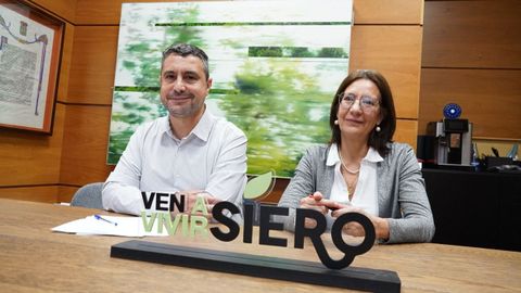 El primer teniente de alcalde, Javier Rodriguez, y la concejala de Comercio, Patricia Antu�a, durante la rueda de prensa de este viernes.