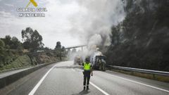 Como consecuencia del incendio se tuvo que cortar la circulaci�n en la autopista