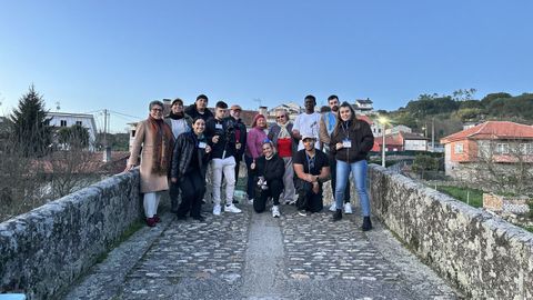 Los participantes en el documental con los miembros del equipo que desarroll� el proyecto