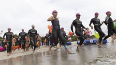 La traves�a celebrada en la playa de Langosteira el pasado domingo.