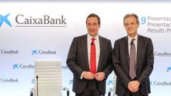 El presidente de CaixaBank, Jordi Gual, a la derecha, y el consejero delegado, Gonzalo Gort�zar