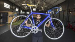 Aquela bici azul de la foto del 2002 todav&iacute;a luce as&iacute; de bien en manos de Jes&uacute;s
