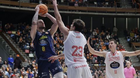 Lanzamiento de Dino Radoncic ante Seixas en el duelo entre el Leyma y el COB.