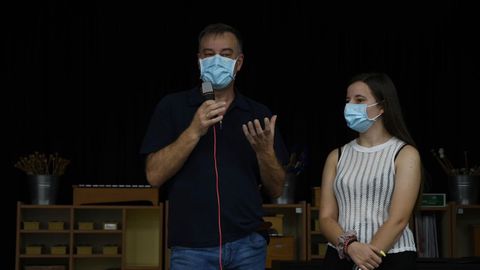 El doctor Pedro Rascado acudi� con su hija a la charla para asesorar a los alumnos del IES David Buj�n de Cambre que participan en la feria Open Science