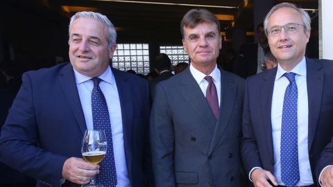 De izquierda a derecha, el director regional de Galicia del Banco Sabadell, Juan Candamo; el director de las grandes empresas de Vigo del Banco Sabadell, Ramn Correa; y el director de sostenibilidad del Banco Sabadell, Ignacio Rodrguez