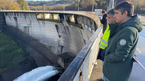 El director de Augas de Galicia, Roi Fern�ndez, visit� la presa de Eiras