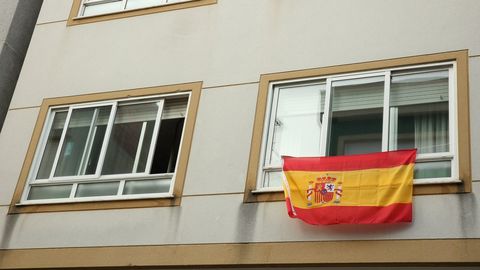 Bandera espa�ola en una ventana de Carballo