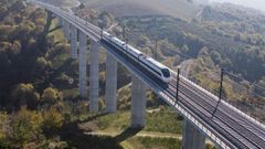 Tren Avant circulando por la l�nea de alta velocidad entre A Coru�a, Santiago y Ourense