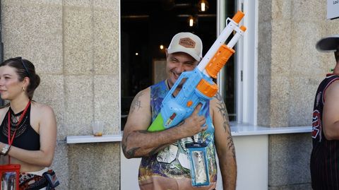 A la fiesta del agua hay quien va con armas.