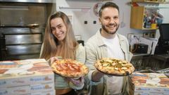 Josu�y�su empleada posan con algunas de las pizzas que m�s salen en El Molino