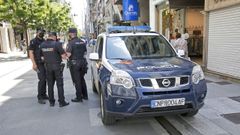 Agentes de la Polic�a Nacional, de patrulla este jueves en las calles de Pontevedra. 