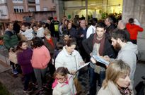 <span lang= es-es >Quejas masivas en Rianxo</span>. Decenas de padres, madres, abuelos y abuelas acudieron al centro m�dico de Rianxo para poner sus respectivas quejas por escrito ante la falta de pediatra. 