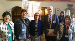 Milagros Trigo (derecha) con otros docentes gallegos y la ministra de Educaci�n de Irlanda (centro). 