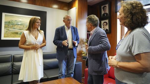 La vicerrectora del campus, Eva Lantar�n, y el rector de la Universidade de Vigo, Manuel Reigosa, con Lores y Carme Fouces, este lunes, en el Concello de Pontevedra