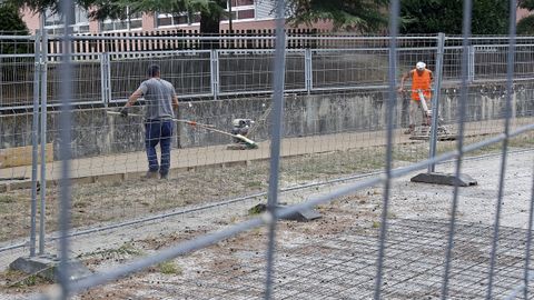 Trabajos de pavimentación de la senda paralela al paseo peatonal sobre el Gafos
