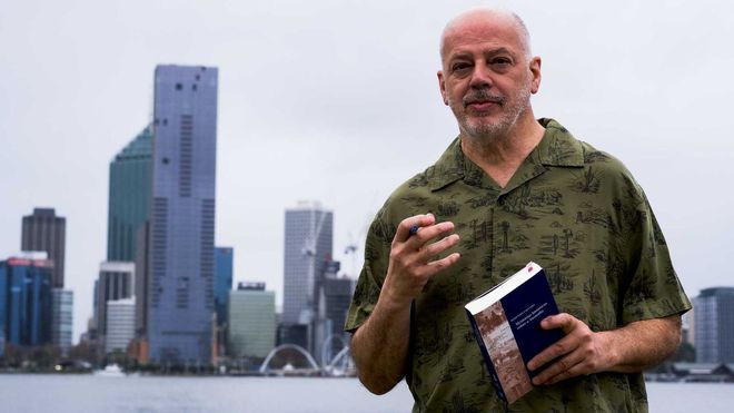 Valent&iacute;n Carrera a orillas del r&iacute;o Swam con Perth al fondo.
