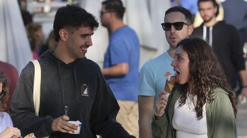 Dos jvenes, disfrutando de un helado en Santiago.