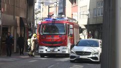 Los bomberos, este viernes con sus camiones aparcados frente al n�mero 52 de la calle Roberto Baamonde, el edificio en el que se produjo el incendio