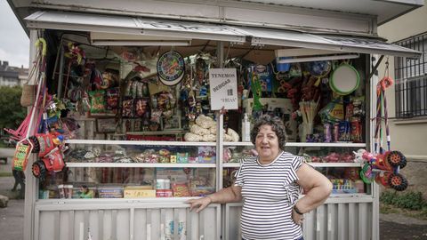 Conocida como Marit, la ourensana posa junto al mostrador en el que atendi ya a varias generaciones de vecinos