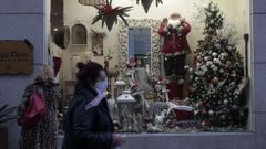 Escaparate de una tienda con art�culos navide�os en el centro de Monforte
