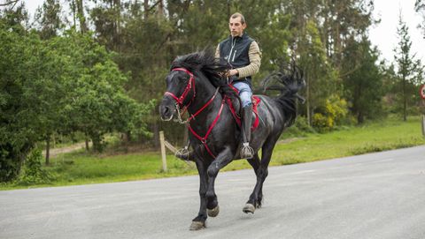 Adrin Martnez, a lomos de su caballo Macareno, de pura raza gallega