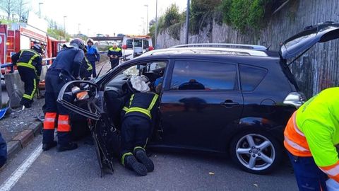 Bomberos de Gij�n excarcelan a la conductora de un veh�culo que qued� atrapada tras sufrir un accidente en el acceso a la ronda del Llano, en Gij�n