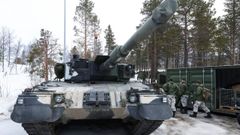 Soldados finlandeses cerca de un tanque durante unos ejercicios de la OTAN en marzo de este a�o