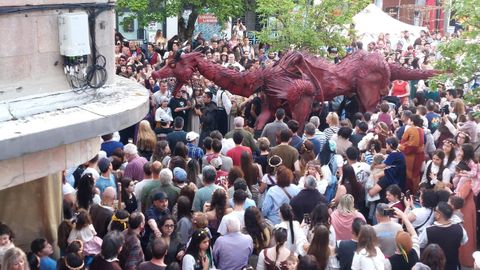 La figura de un gran drag�n protagoniz� un desfile celebrado en la primera jornada de la Feira Medieval