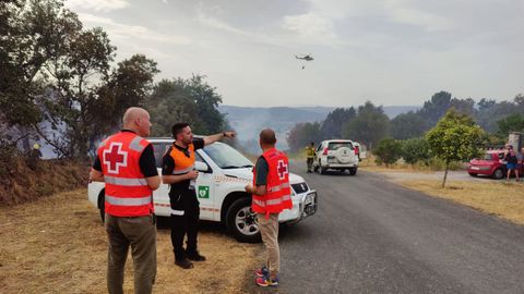 Voluntarios de Cruz Roja en las zonas afectadas por los incendios.
