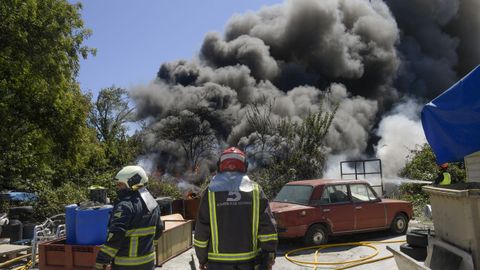 Miembros del cuerpo de Bomberos trabajan en las labores de extinci�n de un incendio en el pol�gono de Silvota