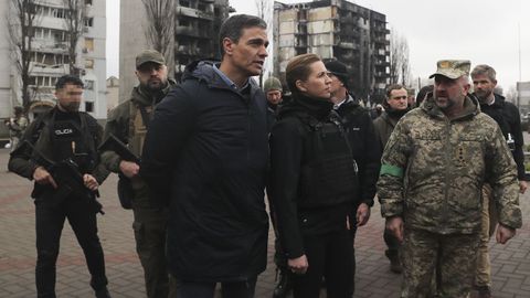 El presidente del Gobierno, Pedro S�nchez, y la primera ministra danesa, Mette Frederiksen, en su visita este jueves a la ciudad de Borodianka, en Ucrania.