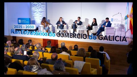 P�rez, a la derecha, durante la presentaci�n