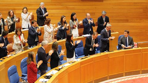 Aplausos de la bancada popular tras el discurso de Feijoo