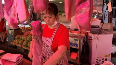 Una vendedora en el mercado de Wuhan, China